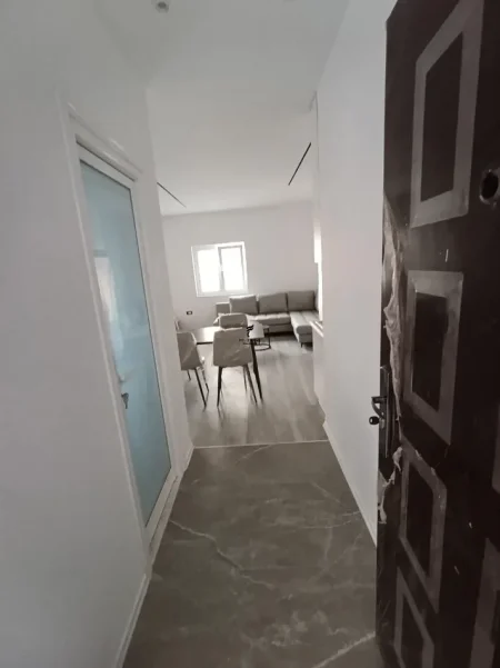 Tirane, jepet me qera apartament 2+1 Kati 1, 96 m² 550 € (PORCELANI)