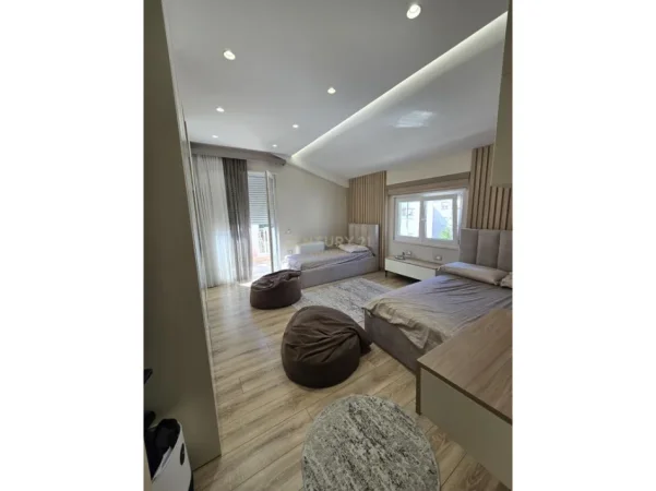Tirane, shes apartament+verande | Penthouse 3+1+Aneks+Ballkon Kati 4, 207 m² 340.000 € 