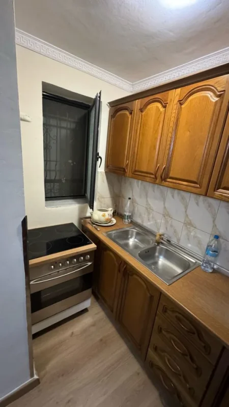 Tirane, jepet me qera apartament 2+1 Kati 1, 85 m² 500 € (Shkolla Bashkuar)