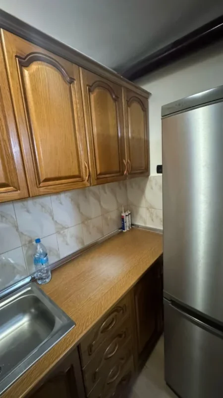 Tirane, jepet me qera apartament 2+1 Kati 1, 85 m² 500 € (Shkolla Bashkuar)