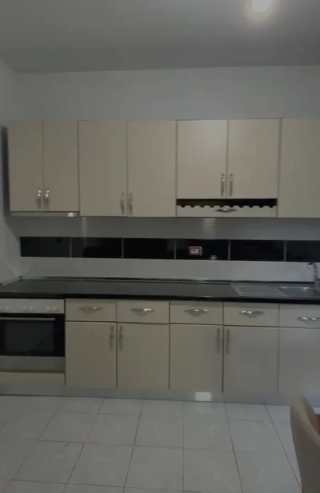 Tirane, jepet me qera apartament 2+1 Kati 1, 242 m² 330 € (Paskuqan)
