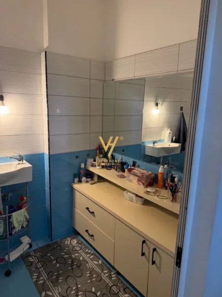 Tirane, jepet me qera apartament 2+1+Ballkon Kati 3, 104 m² 470 € (FRESKU)