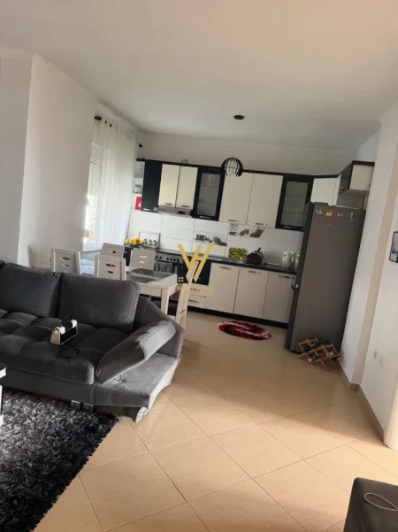 Tirane, jepet me qera apartament 2+1+Ballkon Kati 3, 104 m² 470 € (FRESKU)