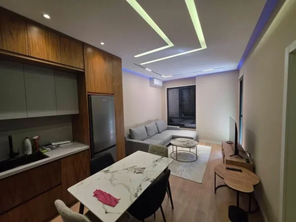 Tirane, jepet me qera apartament 1+1 Kati 3, 55 m² 600 € (Rruga 5 Maji)