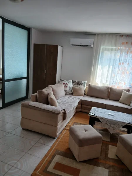 Tirane, jepet me qera apartament 1+1+Ballkon Kati 5, 75 m² 600 € (Vasil Shanto)