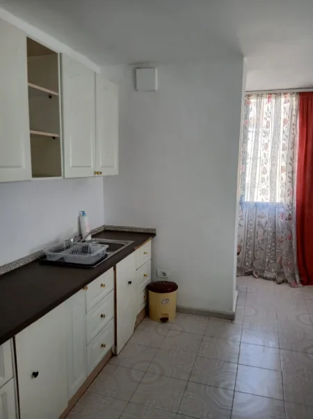 Tirane, jepet me qera apartament 1+1+Ballkon Kati 5, 75 m² 600 € (Vasil Shanto)