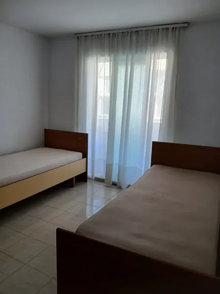 Tirane, jepet me qera apartament 1+1+Ballkon Kati 5, 75 m² 600 € (Vasil Shanto)