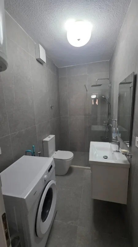 Tirane, jepet me qera apartament 2+1 Kati 4, 90 m² 950 € (Rruga Kosovareve)