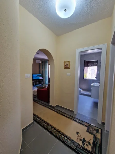 Tirane, jepet me qera apartament 2+1 Kati 4, 90 m² 950 € (Rruga Kosovareve)