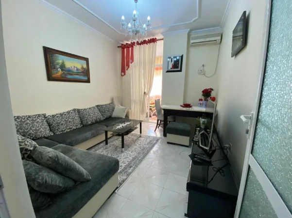 Tirane, jepet me qera apartament 2+1+Ballkon Kati 7, 100 m² 550 € (Rruga Isuf Elezi /,pak minuta larg Universitetit “Marlin Barleti)