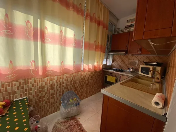 Tirane, jepet me qera apartament 2+1+Ballkon Kati 7, 100 m² 550 € (Rruga Isuf Elezi /,pak minuta larg Universitetit “Marlin Barleti)