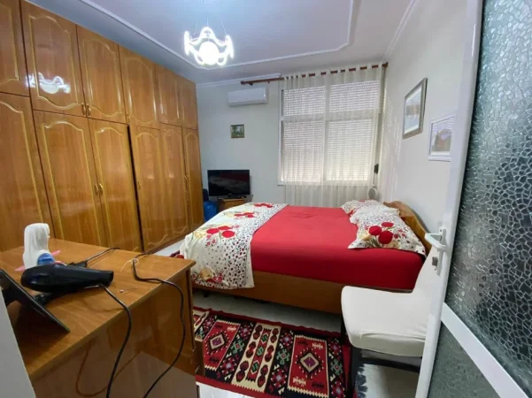 Tirane, jepet me qera apartament 2+1+Ballkon Kati 7, 100 m² 550 € (Rruga Isuf Elezi /,pak minuta larg Universitetit “Marlin Barleti)