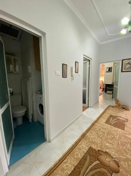 Tirane, jepet me qera apartament 2+1+Ballkon Kati 7, 100 m² 550 € (Rruga Isuf Elezi /,pak minuta larg Universitetit “Marlin Barleti)