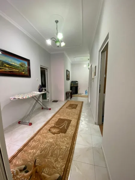 Tirane, jepet me qera apartament 2+1+Ballkon Kati 7, 100 m² 550 € (Rruga Isuf Elezi /,pak minuta larg Universitetit “Marlin Barleti)