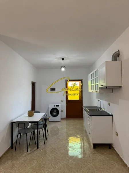 Tirane, jepet me qera apartament 1+1 Kati 2, 80 m² 400 € (BULEVARDI BAJRAM CURRI)