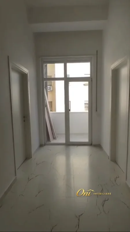 Tirane, jepet me qera zyre Kati 2, 89 m² 850 € (RRUGA E DURRESIT)