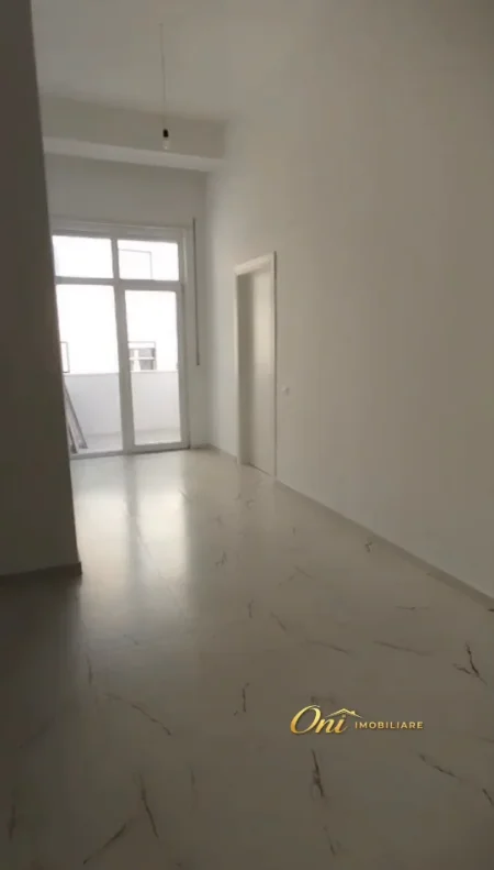 Tirane, jepet me qera zyre Kati 2, 89 m² 850 € (RRUGA E DURRESIT)