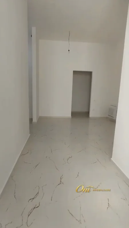Tirane, jepet me qera zyre Kati 2, 89 m² 850 € (RRUGA E DURRESIT)