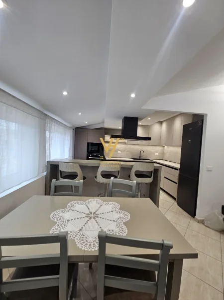 Tirane, jepet me qera apartament+verande | Penthouse 2+1+Ballkon Kati 7, 130 m² 600 € (FRESKU)