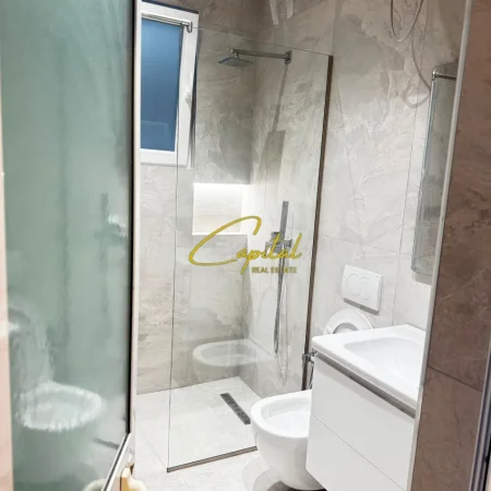 Tirane, jepet me qera apartament 1+1 Kati 1, 65 m² 500 € (5 MAJI)