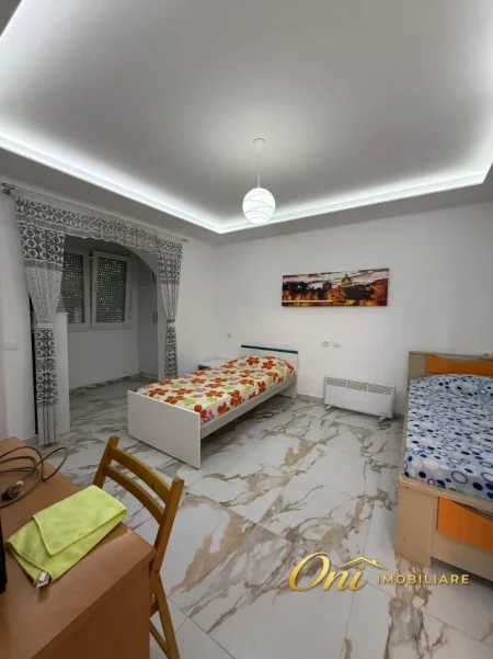 Tirane, jepet me qera apartament 2+1 Kati 2, 94 m² 650 € (ALI DEMI)