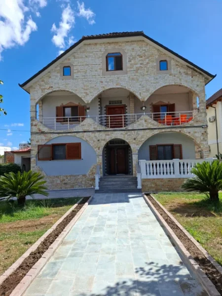 Tirane, shitet truall , (Fushë (Mëzez))