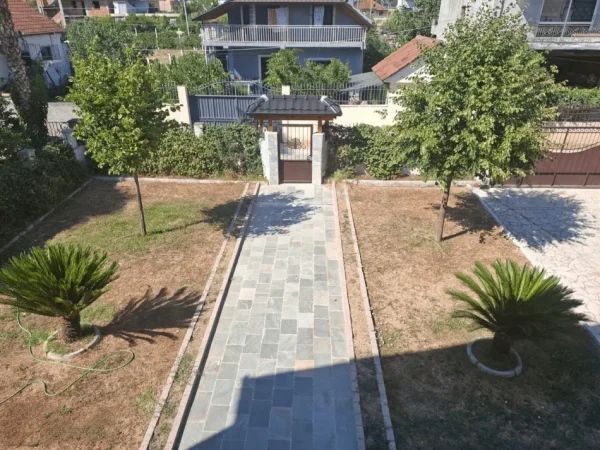Tirane, shitet truall , (Fushë (Mëzez))