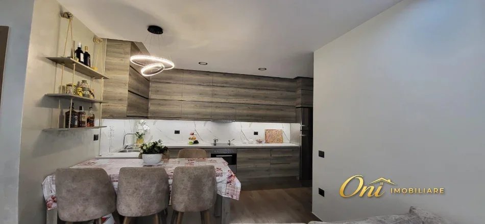 Tirane, jepet me qera apartament 2+1 , 100 m² 900 € (KIKA 2)
