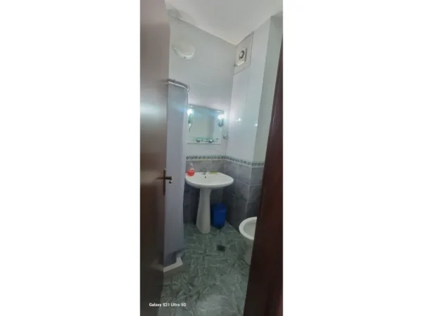 Tirane, jepet me qera apartament 2+1 Kati 8, 109 m² 900 € (bllok)