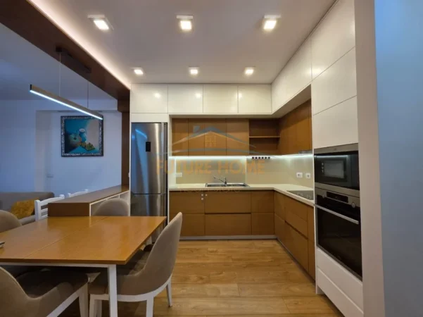 Tirane, jepet me qera apartament 2+1 , 95 m² 950 € (Ish parku)