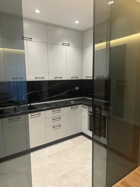 Tirane, jepet me qera apartament 3+1 Kati 7, 135 m² 1.000 € (PORCELAN)