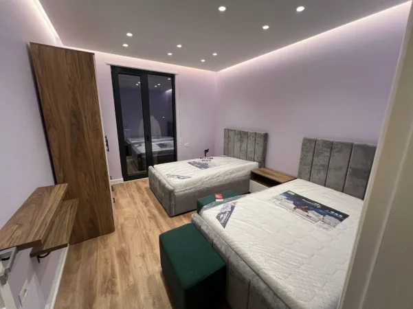 Tirane, jepet me qera apartament 3+1 Kati 7, 135 m² 1.000 € (PORCELAN)