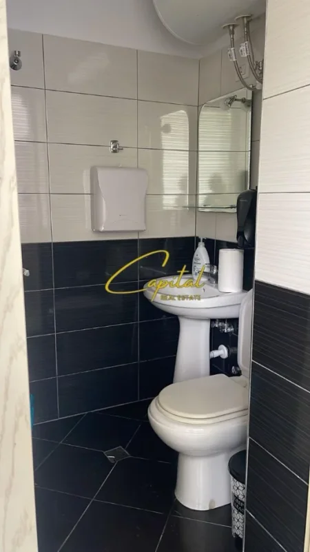 Tirane, jepet me qera apartament 2+1 Kati 1, 75 m² 187.500 € (ISH TREGU ELEKTRIK)