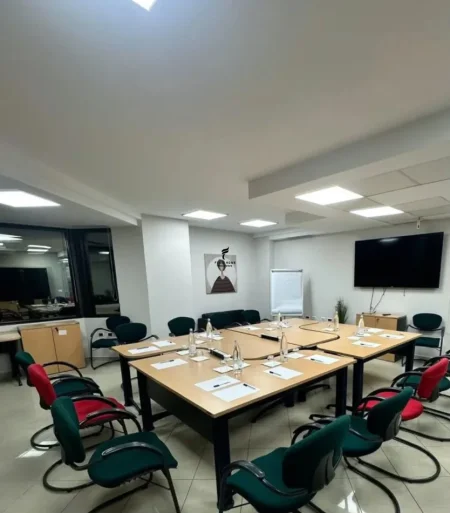 Tirane, jepet me qera zyre Kati 10, 450 m² 16.000 € (BULEVARDI DESHMORET E KOMBIT)