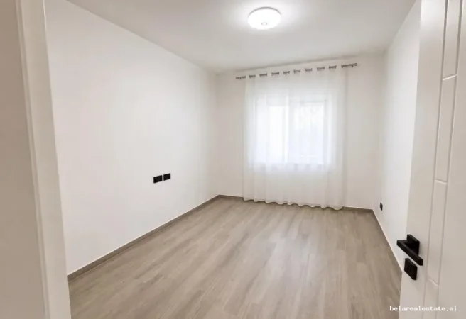 Tirane, jepet me qera Vile 2+1+Ballkon Kati 1, 100 m² 500 € (Rruga Demokracia)