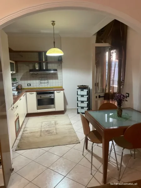 Tirane, jepet me qera apartament 2+1+Ballkon Kati 7, 95 m² 750 € (Stacioni i Trenit)