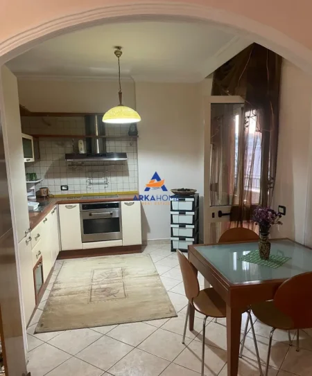 Tirane, jepet me qera apartament 2+1+Ballkon Kati 7, 96 m² 810 € (STACION TRRENI)