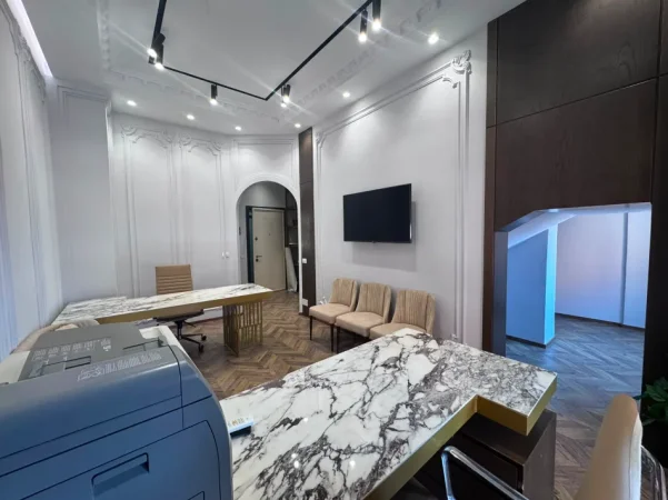Tirane, jepet me qera zyre Kati 7, 55 m² 650 € (Perballe me Amerikan 3,Pallatet Golden Park) e Mobiluar