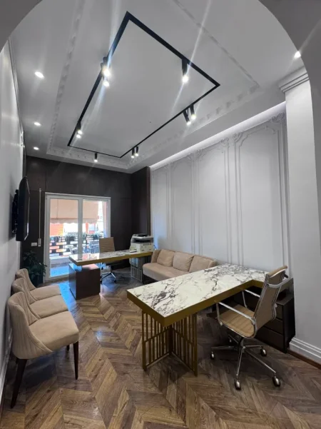Tirane, jepet me qera zyre Kati 7, 55 m² 650 € (Perballe me Amerikan 3,Pallatet Golden Park) e Mobiluar