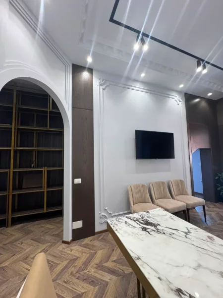 Tirane, jepet me qera zyre Kati 7, 55 m² 650 € (Perballe me Amerikan 3,Pallatet Golden Park) e Mobiluar