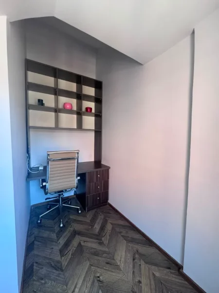 Tirane, jepet me qera zyre Kati 7, 55 m² 650 € (Perballe me Amerikan 3,Pallatet Golden Park) e Mobiluar
