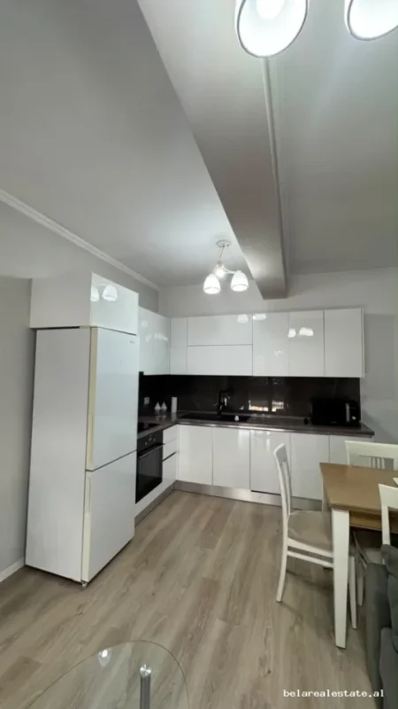 Tirane, jepet me qera apartament 1+1+Ballkon Kati 6, 62 m² 640 € (Brryli)