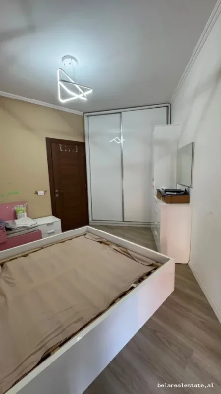 Tirane, jepet me qera apartament 1+1+Ballkon Kati 6, 62 m² 640 € (Brryli)