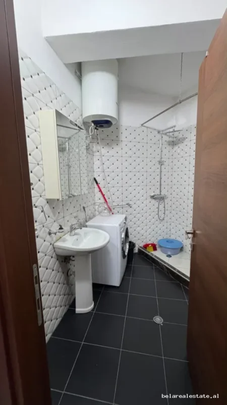 Tirane, jepet me qera apartament 1+1+Ballkon Kati 6, 62 m² 640 € (Brryli)