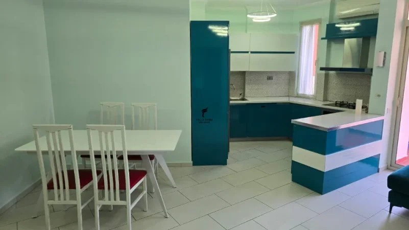 Tirane, jepet me qera apartament 2+1 Kati 2, 115 m² 750 € (TREGU ELEKTRIK)