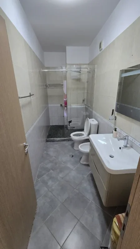 Tirane, jepet me qera apartament 2+1 Kati 2, 115 m² 750 € (TREGU ELEKTRIK)