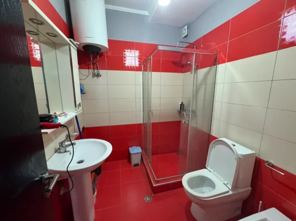 Tirane, jepet me qera apartament 2+1+Ballkon Kati 1, 100 m² 600 € (Rruga e Kavajes, afer Globe)