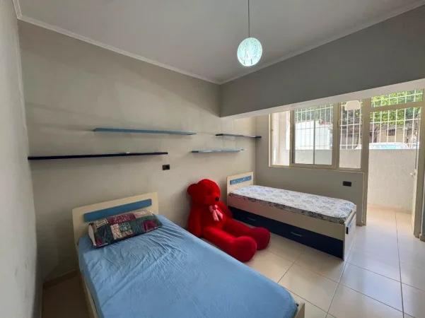 Tirane, jepet me qera apartament 2+1+Ballkon Kati 1, 100 m² 600 € (Rruga e Kavajes, afer Globe)