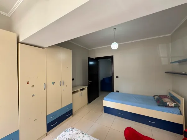 Tirane, jepet me qera apartament 2+1+Ballkon Kati 1, 100 m² 600 € (Rruga e Kavajes, afer Globe)