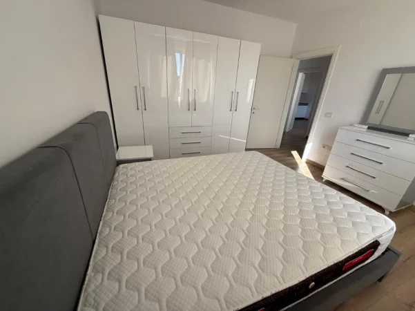 Tirane, jepet me qera apartament 1+1 Kati 5, 450 € (Sokrat miho)